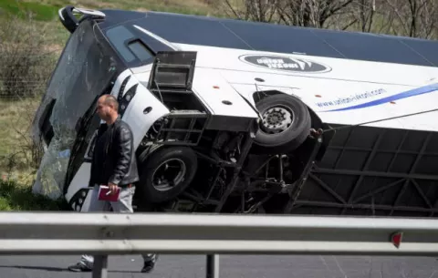 Seis muertos y 22 heridos tras volcar un autobús cerca de Sofía