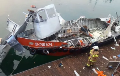 Explosión de un yate deja tres heridos y una persona atrapada