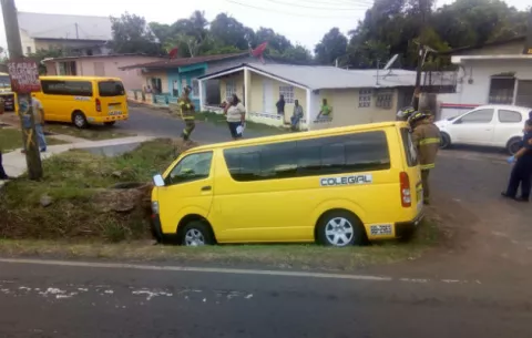 Cuatro estudiantes heridos al caer busito colegial en una cuneta 