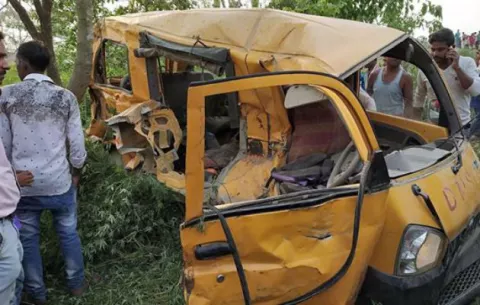 Mueren trece niños al chocar un autobús escolar con un tren 