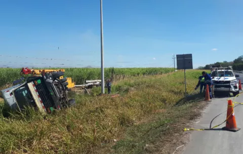 Camión choca contra poste del tendido eléctrico y quedan sin luz