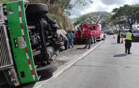 Se vuelca camión con cemento en Loma Campana 