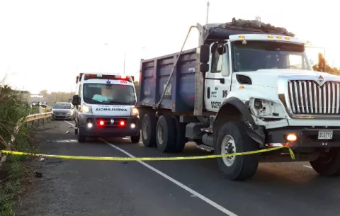 Imputan cargos a conductor implicado en accidente en autopista