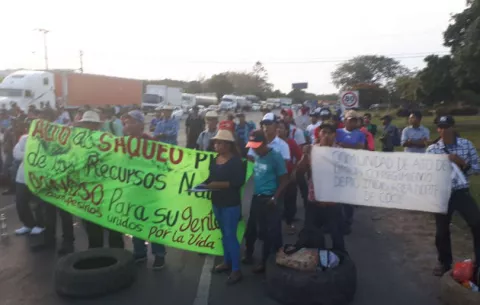 ¡Molestos! Campesinos cierran los cuatro carriles de la vía en Penonomé