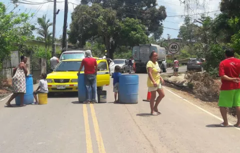 ¡Cansados! Cierran vía por falta de agua en Buena Vista de Colón