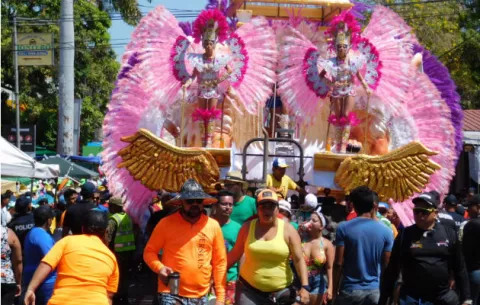 Sigue el tira y jala en la Tuna de Calle Abajo de Las Tablas