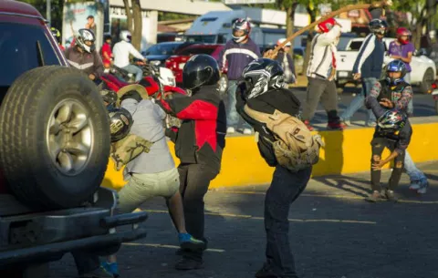 Cubren sus rostros con cascos y agreden a manifestantes en Nicaragua