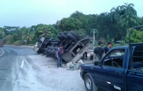 Se vuelca camión cargado de cemento en Veraguas 