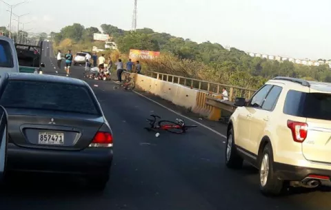 Vehículo impacta a ciclistas en la autopista Arraiján-La Chorrera