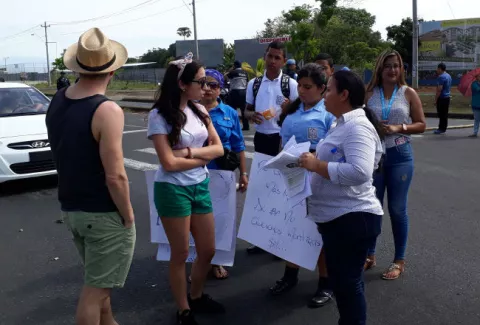Padres exigen apertura de nueva escuela en David