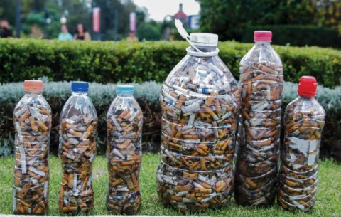 Estudiantes usan colillas de cigarro para crear objetos sin impacto ambiental