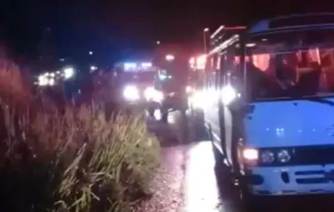 Tres heridos deja colisión entre 'pick-up' y bus en Volcán