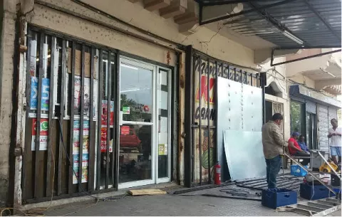 Comerciantes en Colón toman medidas para evitar vandalismo este jueves