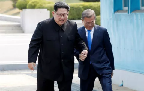 Kim y Moon escenifican un emotivo paso hacia la reconciliación