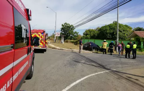 ¡Susto! Cae camioneta en una cuneta de Los Santos