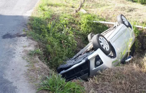 Joven cae a cuneta tras intentar esquivar un carro de la basura