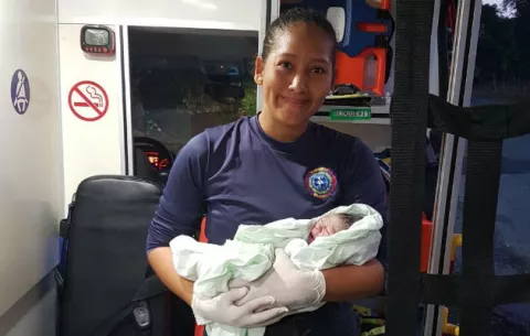Mujer da a luz un varoncito en ambulancia de los bomberos en Santiago