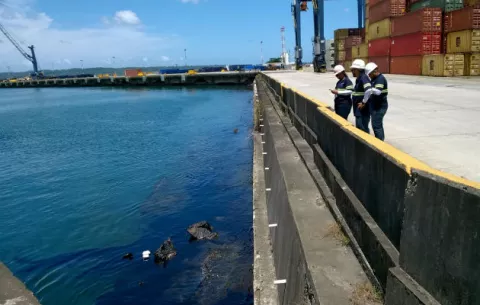 Reportan derrame de hidrocarburo en puerto Cristóbal, Colón