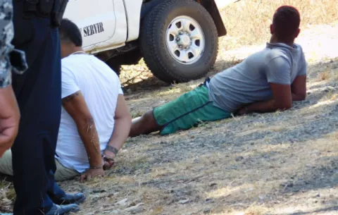 Capturan a tres sujetos tras hurto en un bar de Tonosí