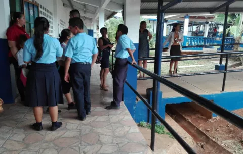 Madre espera y agrede a docente en plantel de El Progreso de La Chorrera