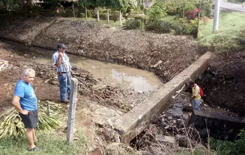 Dragan la quebrada La Vergüenza en David, contra inundaciones