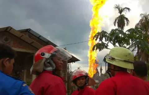 Explosión en pozo petrolífero deja 18 muertos y 41 heridos en Indonesia