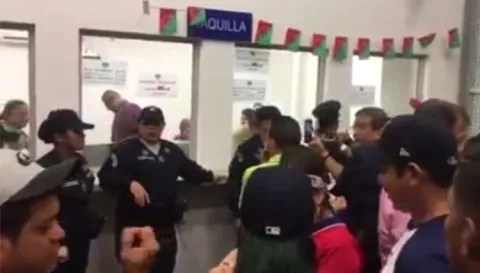 Fanáticos enfurecidos solicitaban el regreso de su dinero en el Kenny Serracín