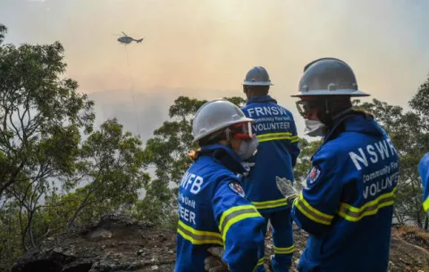 Fuego amenaza dos barrios de Sídney, la ciudad más poblada de Australia