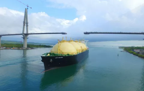 Canal de Panamá recibe el primer embarque de gas natural licuado