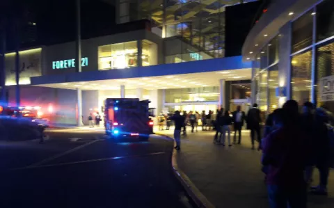Bomberos extinguen fuego en Multiplaza