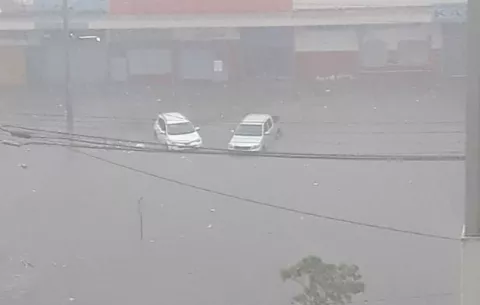 Fuerte lluvia provoca inundaciones en varios puntos de la ciudad