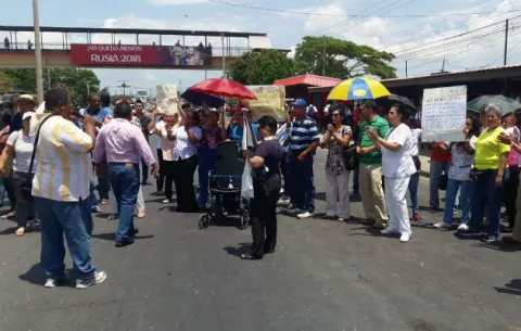 Penonomeños enardecidos cierran los cuatro carriles de la vía Interamericana