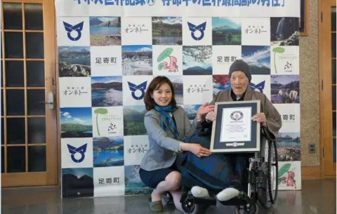Reconocen a japonés de 112 años como hombre más viejo del mundo
