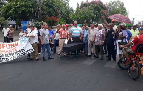 Jubilados protestan con ataúd en calles de David 
