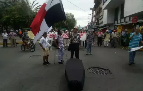 Jubilados tildan de irresponsable al Gobierno y exigen pago del Cepadem