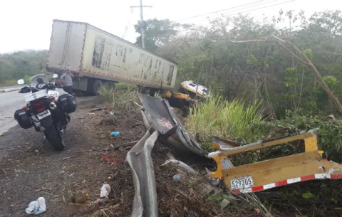 Camión se vuelca en curva peligrosa de Las Guías de Oriente en Antón