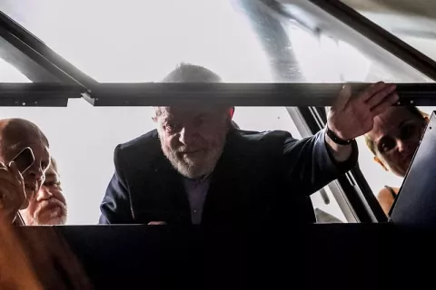 Expresidente Lula pasa la noche en el sindicato de trabajadores a la espera de su ingreso en prisión