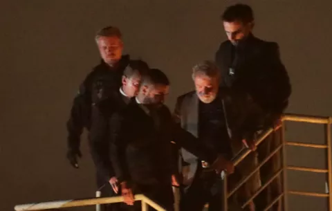 El expresidente Luiz Inácio Lula da Silva ingresa a la prisión en Curitiba