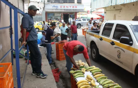 Exigen retiro de vendedores ilegales de las calles en La Chorrera 