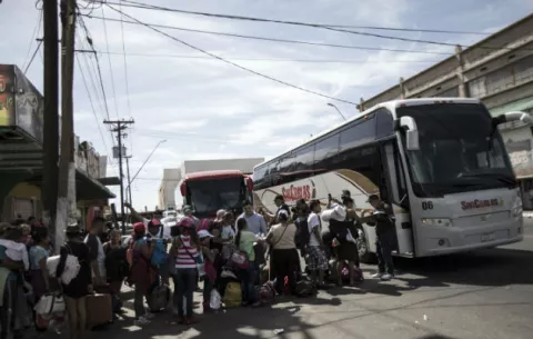Cientos de migrantes llegan a pedir asilo en la garita internacional en EE.UU.