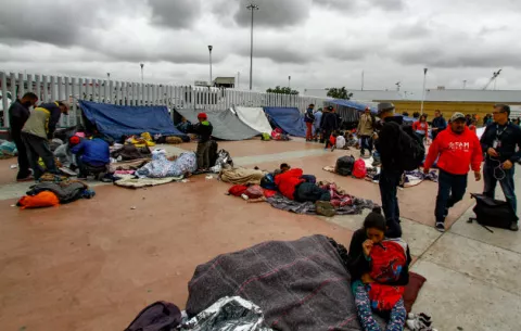 Migrantes aguardan con incertidumbre trámite de petición de asilo en EE.UU