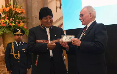Evo Morales dice que hoja de coca debió estar en nuevos billetes de Bolivia