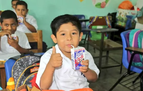 Meduca entrega nuevas leches sin Omega 3 en las escuelas