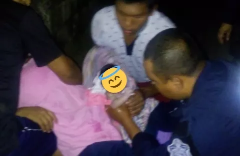 Cabo utiliza el cordón de su bota para ayudar en parto de una mujer