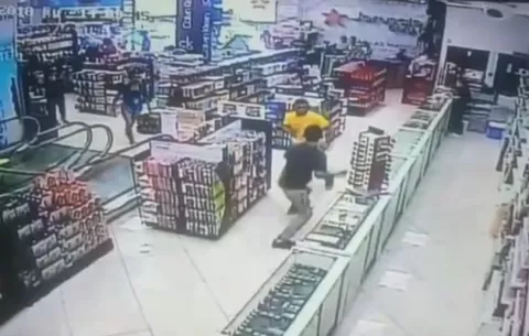 Padre de colaboradora golpea a árabe en comercio de Paso Canoas 