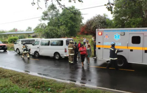 Ocho heridos tras colisión entre dos busitos en Penonomé