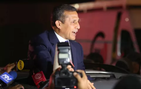 El expresidente peruano Ollanta Humala y su esposa abandonan la cárcel