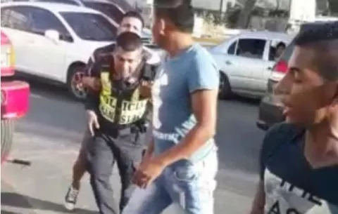 Imputan cargos a cuatro personas por agresión a unidades policiales