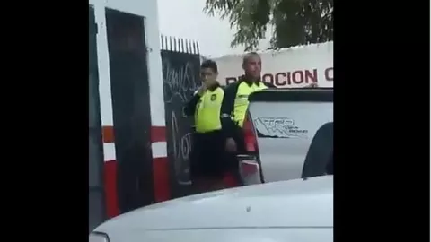 Se inicia investigación contra dos unidades policiales que aparecen en un video fumando