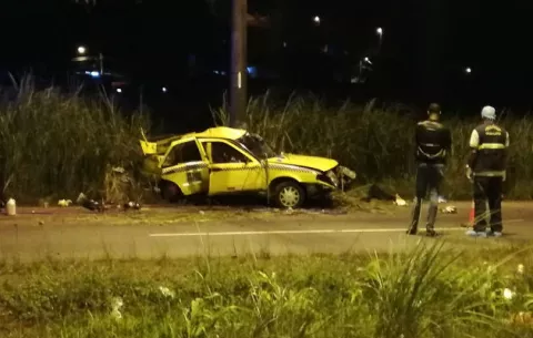 Muere al chocar su auto contra un poste de energía